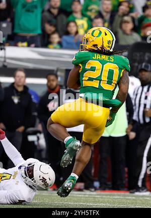 Autzen Stadium, Eugene, OR, USA. November 2024. Jordan James (20) erzielte den ersten Touchdown für die Ducks während des NCAA-Fußballspiels zwischen den Maryland Terrapins und den Oregon Ducks im Autzen Stadium, Eugene, OR. Larry C. Lawson/CSM/Alamy Live News Stockfoto