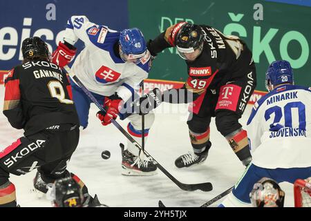 Landshut, Deutschland. November 2024. Eishockey: Germany Cup, Deutschland - Slowakei, Gruppenphase, Spieltag 2. Lukas Kälble aus Deutschland (r) und Milos Roman aus der Slowakei in Aktion. Darlegung: Daniel Löb/dpa/Alamy Live News Stockfoto