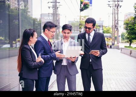 Gruppenvielfalt Partner Geschäftstreffen Vertrauen in Geschäftsmann und tam miteinander reden Moderne Stadt asiatische Teamarbeit Zusammenarbeit Team Meeting Communica Stockfoto