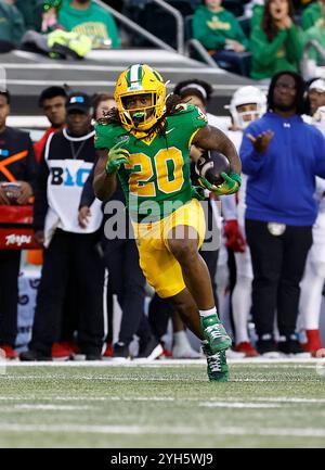 Autzen Stadium, Eugene, OR, USA. November 2024. Jordan James (20) erzielte den ersten Touchdown für die Ducks während des NCAA-Fußballspiels zwischen den Maryland Terrapins und den Oregon Ducks im Autzen Stadium, Eugene, OR. Larry C. Lawson/CSM/Alamy Live News Stockfoto