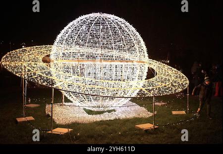 Prag, Tschechische Republik. November 2024. Die Besucher besuchen am 9. November 2024 eine Lichtausstellung zum Thema Raumfahrt in Prag, Tschechien. Quelle: Dana Kesnerova/Xinhua/Alamy Live News Stockfoto