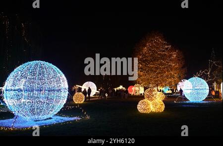 Prag, Tschechische Republik. November 2024. Die Besucher besuchen am 9. November 2024 eine Lichtausstellung zum Thema Raumfahrt in Prag, Tschechien. Quelle: Dana Kesnerova/Xinhua/Alamy Live News Stockfoto