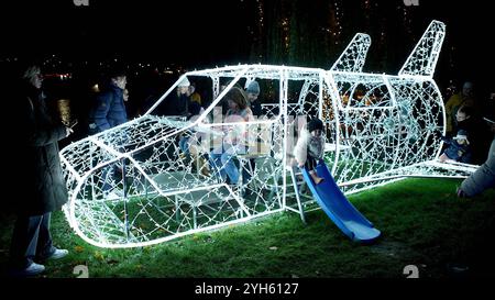 Prag, Tschechische Republik. November 2024. Die Besucher besuchen am 9. November 2024 eine Lichtausstellung zum Thema Raumfahrt in Prag, Tschechien. Quelle: Dana Kesnerova/Xinhua/Alamy Live News Stockfoto