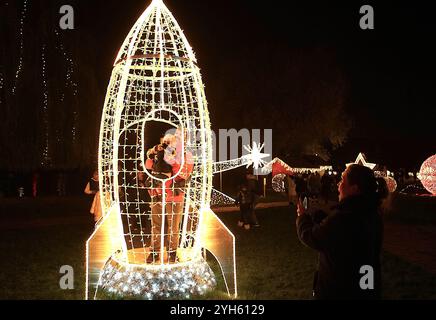 Prag, Tschechische Republik. November 2024. Die Besucher besuchen am 9. November 2024 eine Lichtausstellung zum Thema Raumfahrt in Prag, Tschechien. Quelle: Dana Kesnerova/Xinhua/Alamy Live News Stockfoto