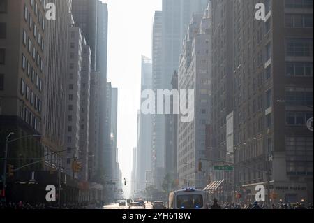 New York, Usa. November 2024. NEW YORK, NEW YORK – NOVEMBER 09: Rauch aus Bürstenbränden in der Region New York und New Jersey verursachte am 9. November 2024 in New York City trübe Bedingungen. Quelle: Ron Adar/Alamy Live News Stockfoto