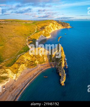 Luftaufnahme von Durdle Door, einem natürlichen Kalksteinbogen an der Jurassic Coast in der Nähe von Lulworth in Dorset, England, Großbritannien Stockfoto