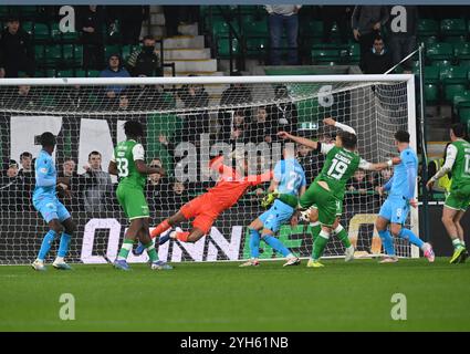 Easter Road Stadium, Edinburgh. November 24 William Hill Premiership Match Hibernian gegen St Mirren Nicky Cadden (Hibs) feuert ein unerlaubtes Tor. Quelle: eric mccowat/Alamy Live News Stockfoto