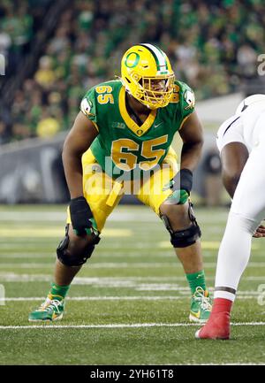 Autzen Stadium, Eugene, OR, USA. November 2024. Ajani Cornelius (65) beobachtet die Maryland D-Line während des NCAA-Fußballspiels zwischen den Maryland Terrapins und den Oregon Ducks im Autzen Stadium, Eugene, OR. Larry C. Lawson/CSM/Alamy Live News Stockfoto