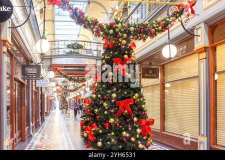 Weihnachtsbäume und Dekoration in der historischen Adelaide Arcade, Rundell Mall, Adelaide, South Australia, Australien Stockfoto