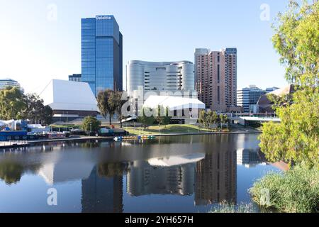 Blick auf die Stadt über den Fluss Torrens, Adelaide, South Australia, Australien Stockfoto