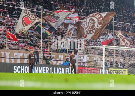 Hamburg, Deutschland. November 2024. 1. Bundesliga - FC St. Pauli - FC Bayern München am 09.11.2024 im Millerntor-Stadion Hamburg die St Pauli Fans in der Südkurve/Suedkurve mit einer Schalparade und Fahnen Foto: Osnapix DFL-Vorschriften verbieten jede Verwendung von Fotografien als Bildsequenzen und/oder Quasi-Video Credit: dpa/Alamy Live News Stockfoto