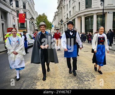 LONDON, ENGLAND: 9. November 2024: Markus Leitner ist Schweizer Botschafter in Großbritannien und nimmt an der Parade für die Worshipful Company of Feltmakers, Zunft zur Waag und die ZURICH City Police Band Teil, die 2024 an der Lord Mayor's Show Parade in London teilnehmen. (Foto von 李世惠/siehe Li/Picture Capital) Stockfoto