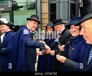 LONDON, GROSSBRITANNIEN. November 2024. Der Meister Jeremy Bedford und seine beiden Töchter bei der Parade für die Worshipful Company of Feltmakers, Zunft zur Waag und die ZURICH City Police Band nehmen 2024 an der Lord Mayor's Show Parade in London Teil. (Foto von 李世惠/siehe Li/Picture Capital) Credit: Siehe Li/Picture Capital/Alamy Live News Stockfoto