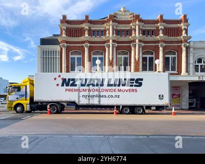 Packout-Transportwagen vor dem Isaac Theatre Royal, Gloucester Street, Christchurch Central, Christchurch (Ōtautahi), Canterbury, Neuseeland Stockfoto