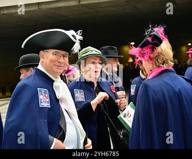 LONDON, GROSSBRITANNIEN. November 2024. Der Meister Jeremy Bedford und seine beiden Töchter bei der Parade für die Worshipful Company of Feltmakers, Zunft zur Waag und die ZURICH City Police Band nehmen 2024 an der Lord Mayor's Show Parade in London Teil. (Foto von 李世惠/siehe Li/Picture Capital) Credit: Siehe Li/Picture Capital/Alamy Live News Stockfoto