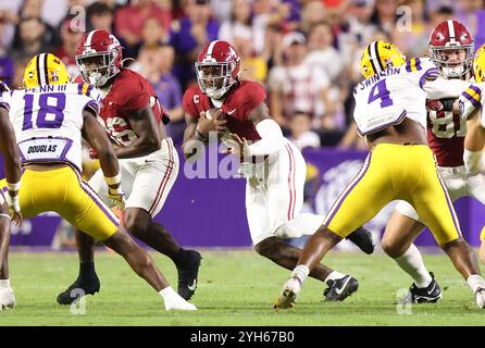 Baton Rouge, Usa. November 2024. Alabama Crimson Tide Quarterback Jalen Milroe (4) stürmt sich am Samstag, den 9. November 2024, in Baton Rouge, Louisiana, um ein Fußballspiel der Southeastern Conference im Tiger Stadium zu veranstalten. (Foto: Peter G. Forest/SIPA USA) Credit: SIPA USA/Alamy Live News Stockfoto