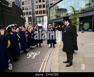 LONDON, GROSSBRITANNIEN. November 2024. Der Meister Jeremy Bedford und seine beiden Töchter bei der Parade für die Worshipful Company of Feltmakers, Zunft zur Waag und die ZURICH City Police Band nehmen 2024 an der Lord Mayor's Show Parade in London Teil. (Foto von 李世惠/siehe Li/Picture Capital) Credit: Siehe Li/Picture Capital/Alamy Live News Stockfoto