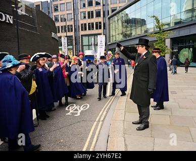 LONDON, GROSSBRITANNIEN. November 2024. Der Meister Jeremy Bedford und seine beiden Töchter bei der Parade für die Worshipful Company of Feltmakers, Zunft zur Waag und die ZURICH City Police Band nehmen 2024 an der Lord Mayor's Show Parade in London Teil. (Foto von 李世惠/siehe Li/Picture Capital) Credit: Siehe Li/Picture Capital/Alamy Live News Stockfoto