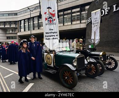 LONDON, GROSSBRITANNIEN. November 2024. Der Meister Jeremy Bedford und seine beiden Töchter bei der Parade für die Worshipful Company of Feltmakers, Zunft zur Waag und die ZURICH City Police Band nehmen 2024 an der Lord Mayor's Show Parade in London Teil. (Foto von 李世惠/siehe Li/Picture Capital) Credit: Siehe Li/Picture Capital/Alamy Live News Stockfoto