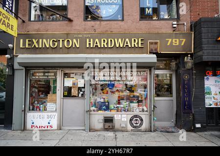 New York, NY - 26. August 2024: Altmodischer lokaler Eisenwarenladen, der trotz der großen Ketten überlebt Stockfoto