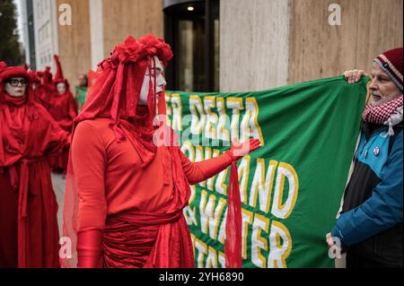 London, Großbritannien. November 2024. Die Londoner Roten Rebellen nehmen an der Demonstration vor dem Shell-Gebäude Teil. Die Londoner Roten Rebellen, London Drummers, Extinction Rebellion und Ogoni Solidarity versammelten sich vor dem Shell-Gebäude in London, um am 29. Jahrestag des Todes der Ogoni Nine zu demonstrieren. Quelle: SOPA Images Limited/Alamy Live News Stockfoto