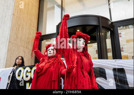 London, Großbritannien. November 2024. Die Londoner Roten Rebellen werden während der Kundgebung vor dem Shell-Gebäude ihre Fäuste hochheben gesehen. Die Londoner Roten Rebellen, London Drummers, Extinction Rebellion und Ogoni Solidarity versammelten sich vor dem Shell-Gebäude in London, um am 29. Jahrestag des Todes der Ogoni Nine zu demonstrieren. Quelle: SOPA Images Limited/Alamy Live News Stockfoto