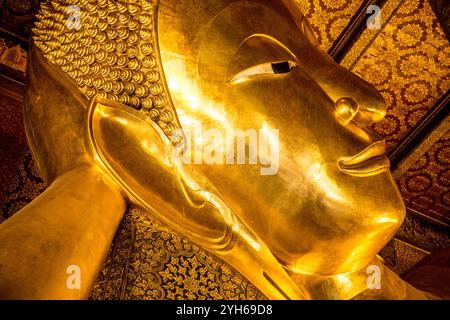 Nahaufnahme des liegenden Buddha im Wat Pho, Bangkok Stockfoto