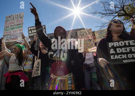 Washington, USA. November 2024. Während des Frauenmarsches in Washington DC am 9. November 2024 versammelten sich Aktivistinnen, die Protestzeichen halten und Slogans schreien, vor der Heritage Foundation. Hunderte Demonstranten des Frauenmarsches versammeln sich vor den Büros der Heritage Foundation, um den konservativen Denktank zu kritisieren, der Project 2025 veröffentlicht hat. (Foto: Probal Rashid/SIPA USA) Credit: SIPA USA/Alamy Live News Stockfoto