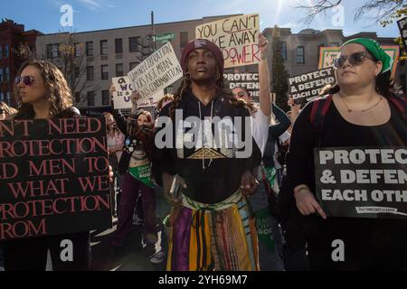 Washington, USA. November 2024. Abtreibungsrechtsaktivisten mit Protestzeichen versammelten sich vor der Heritage Foundation während des Frauenmarsches in Washington DC am 9. November 2024. Hunderte Demonstranten des Frauenmarsches versammeln sich vor den Büros der Heritage Foundation, um den konservativen Denktank zu kritisieren, der Project 2025 veröffentlicht hat (Foto: Probal Rashid/SIPA USA) Credit: SIPA USA/Alamy Live News Stockfoto