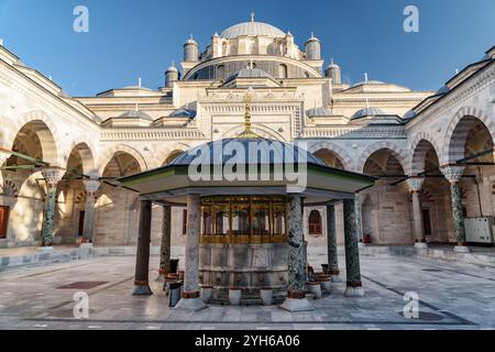 Waschbrunnen im Innenhof der Bayezid-II-Moschee Stockfoto