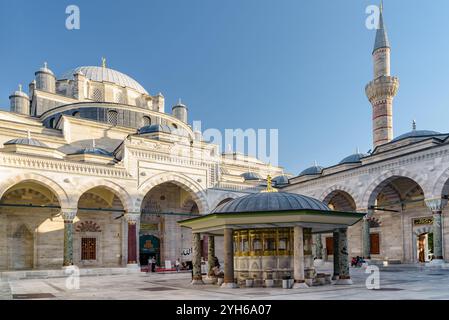 Waschbrunnen im Innenhof der Bayezid-II-Moschee Stockfoto