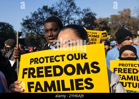 New York, USA. November 2024. Viele Organisationen, darunter Befürworter von Einwanderern, Klima und sozialer Gerechtigkeit, trafen sich zusammen, um gegen die Wahlversprechen von Donald J. Trump am 9. November 2024 in New York, NY, zu marschieren. (Foto: Laura Brett/SIPA USA) Credit: SIPA USA/Alamy Live News Stockfoto