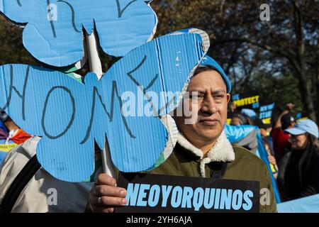 New York, USA. November 2024. Viele Organisationen, darunter Befürworter von Einwanderern, Klima und sozialer Gerechtigkeit, trafen sich zusammen, um gegen die Wahlversprechen von Donald J. Trump am 9. November 2024 in New York, NY, zu marschieren. (Foto: Laura Brett/SIPA USA) Credit: SIPA USA/Alamy Live News Stockfoto