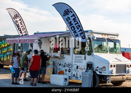 Der weiße Twisted Smoke Food Truck parkte in der Innenstadt von Fort Wayne, Indiana, USA. Stockfoto