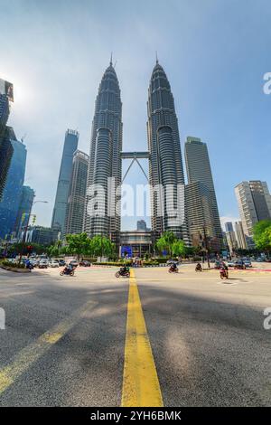 Fantastischer Blick auf die Petronas Twin Towers von der malerischen Kreuzung Stockfoto