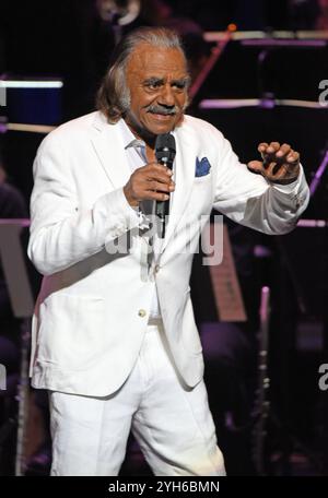 Ga 09. November 2024. Johnny Mathis auf der Bühne für Johnny Mathis: The Voice of Romance Tour mit dem Atlanta Pops Orchestra, Byers Theatre im Sandy Springs Performing Arts Center, Sandy Springs, GA, 9. November 2024. Quelle: Derek Storm/Everett Collection/Alamy Live News Stockfoto