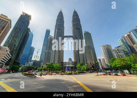 Fantastischer Blick auf die Petronas Twin Towers von der malerischen Kreuzung Stockfoto