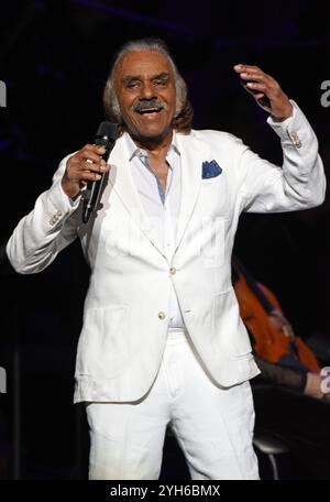 Ga 09. November 2024. Johnny Mathis auf der Bühne für Johnny Mathis: The Voice of Romance Tour mit dem Atlanta Pops Orchestra, Byers Theatre im Sandy Springs Performing Arts Center, Sandy Springs, GA, 9. November 2024. Quelle: Derek Storm/Everett Collection/Alamy Live News Stockfoto