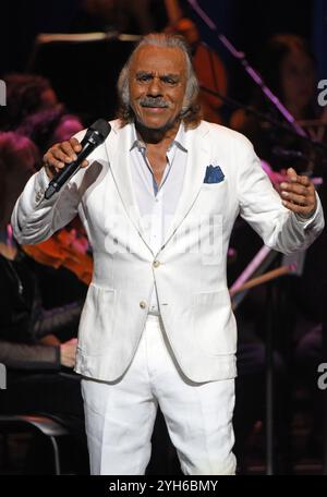 Ga 09. November 2024. Johnny Mathis auf der Bühne für Johnny Mathis: The Voice of Romance Tour mit dem Atlanta Pops Orchestra, Byers Theatre im Sandy Springs Performing Arts Center, Sandy Springs, GA, 9. November 2024. Quelle: Derek Storm/Everett Collection/Alamy Live News Stockfoto