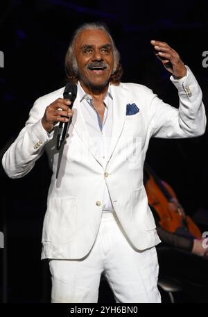 Ga 09. November 2024. Johnny Mathis auf der Bühne für Johnny Mathis: The Voice of Romance Tour mit dem Atlanta Pops Orchestra, Byers Theatre im Sandy Springs Performing Arts Center, Sandy Springs, GA, 9. November 2024. Quelle: Derek Storm/Everett Collection/Alamy Live News Stockfoto