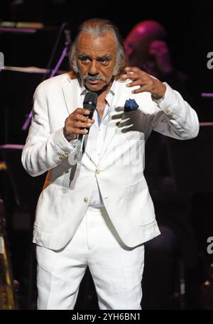 Ga 09. November 2024. Johnny Mathis auf der Bühne für Johnny Mathis: The Voice of Romance Tour mit dem Atlanta Pops Orchestra, Byers Theatre im Sandy Springs Performing Arts Center, Sandy Springs, GA, 9. November 2024. Quelle: Derek Storm/Everett Collection/Alamy Live News Stockfoto