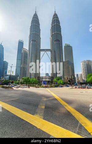 Fantastischer Blick auf die Petronas Twin Towers von der malerischen Kreuzung Stockfoto