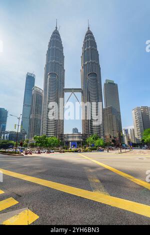 Fantastischer Blick auf die Petronas Twin Towers von der malerischen Kreuzung Stockfoto