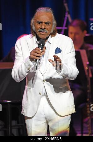 Ga 09. November 2024. Johnny Mathis auf der Bühne für Johnny Mathis: The Voice of Romance Tour mit dem Atlanta Pops Orchestra, Byers Theatre im Sandy Springs Performing Arts Center, Sandy Springs, GA, 9. November 2024. Quelle: Derek Storm/Everett Collection/Alamy Live News Stockfoto