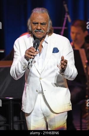 Ga 09. November 2024. Johnny Mathis auf der Bühne für Johnny Mathis: The Voice of Romance Tour mit dem Atlanta Pops Orchestra, Byers Theatre im Sandy Springs Performing Arts Center, Sandy Springs, GA, 9. November 2024. Quelle: Derek Storm/Everett Collection/Alamy Live News Stockfoto