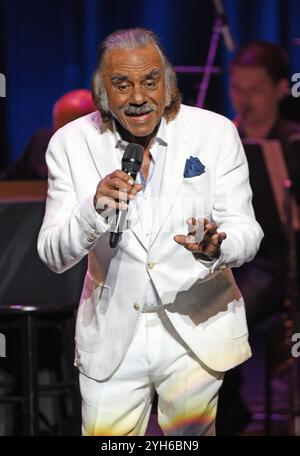 Ga 09. November 2024. Johnny Mathis auf der Bühne für Johnny Mathis: The Voice of Romance Tour mit dem Atlanta Pops Orchestra, Byers Theatre im Sandy Springs Performing Arts Center, Sandy Springs, GA, 9. November 2024. Quelle: Derek Storm/Everett Collection/Alamy Live News Stockfoto