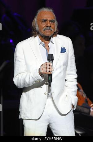 Ga 09. November 2024. Johnny Mathis auf der Bühne für Johnny Mathis: The Voice of Romance Tour mit dem Atlanta Pops Orchestra, Byers Theatre im Sandy Springs Performing Arts Center, Sandy Springs, GA, 9. November 2024. Quelle: Derek Storm/Everett Collection/Alamy Live News Stockfoto