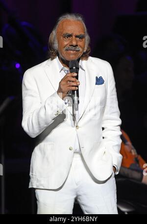 Ga 09. November 2024. Johnny Mathis auf der Bühne für Johnny Mathis: The Voice of Romance Tour mit dem Atlanta Pops Orchestra, Byers Theatre im Sandy Springs Performing Arts Center, Sandy Springs, GA, 9. November 2024. Quelle: Derek Storm/Everett Collection/Alamy Live News Stockfoto