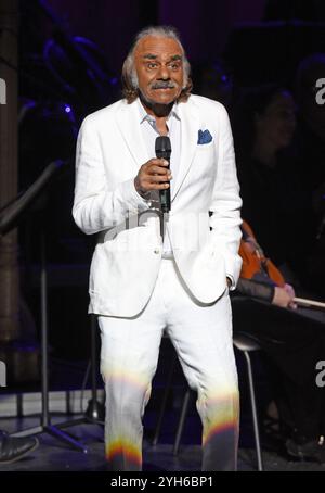 Ga 09. November 2024. Johnny Mathis auf der Bühne für Johnny Mathis: The Voice of Romance Tour mit dem Atlanta Pops Orchestra, Byers Theatre im Sandy Springs Performing Arts Center, Sandy Springs, GA, 9. November 2024. Quelle: Derek Storm/Everett Collection/Alamy Live News Stockfoto