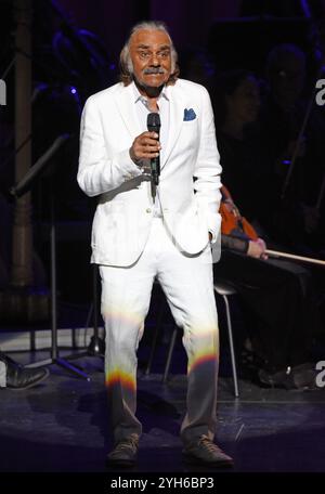 Ga 09. November 2024. Johnny Mathis auf der Bühne für Johnny Mathis: The Voice of Romance Tour mit dem Atlanta Pops Orchestra, Byers Theatre im Sandy Springs Performing Arts Center, Sandy Springs, GA, 9. November 2024. Quelle: Derek Storm/Everett Collection/Alamy Live News Stockfoto